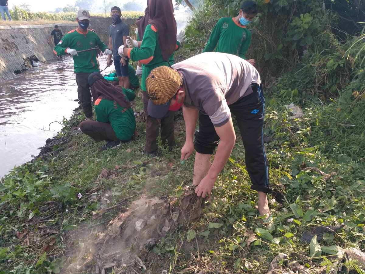 GarlinMaharani's tweet photo. Aksi STOP sampah di desa Wates Kecamatan Pagu Kab Kediri, Tetap semangat penyuluh perikanan, mari lestarikan ekosistem perairan umum dan tetap menjaga ekosistem habitat ikan di sungai @puslatluhkp @sjariefwidjaja @bppp_banyuwangi @brsdm_kp @lapregiwati https://t.co/TJiv2CsQao