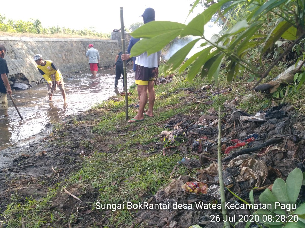 GarlinMaharani's tweet photo. Aksi STOP sampah di desa Wates Kecamatan Pagu Kab Kediri, Tetap semangat penyuluh perikanan, mari lestarikan ekosistem perairan umum dan tetap menjaga ekosistem habitat ikan di sungai @puslatluhkp @sjariefwidjaja @bppp_banyuwangi @brsdm_kp @lapregiwati https://t.co/TJiv2CsQao