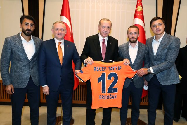 A voir donc à l'avenir le rôle qu'aura l'Istanbul Başakşehir dans la stratégie d'instrumentalisation du football au service du régime d'Erdogan et l'AKP.Pourquoi pas devenir le grand club turc européen de demain et ainsi ambitionner de fédérer la population autour du Erdogan FC