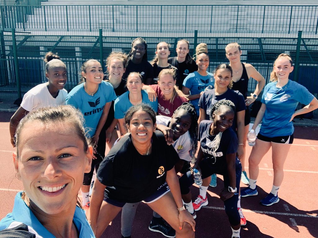 HacHandball's tweet photo. 🏃🏽Prépa - Jour 2 : Même après 2000m de piste sous la chaleur 🥵, nos #Havraises ont le sourire !
#LesFillesduHAC veulent être au top pour cette nouvelle saison 🔝👌🏾

@LucGallais @OliviaDetivelle @LH_LeHavre

#NousSommesLeHavre https://t.co/ToKsPWQRd9
