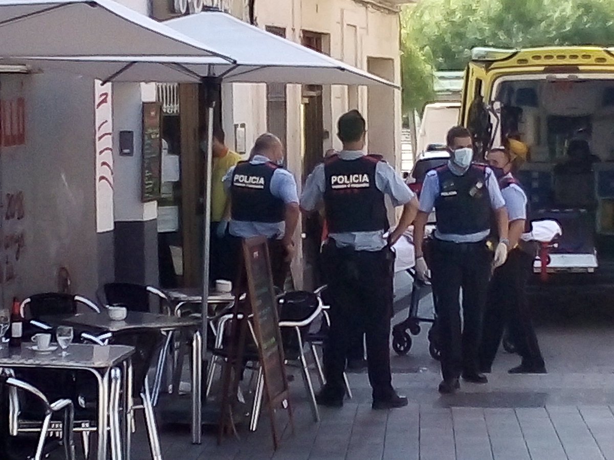 RomaMonros's tweet photo. Home atrinxerat al bar El Bon Gust no hi ha ferits#rubicity https://t.co/wpL6j6mHES