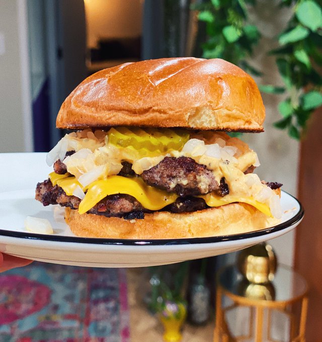 smash burgers the official food of 2020 at my house 🍔👌🏼 https://t.co/ycuwJroTAa