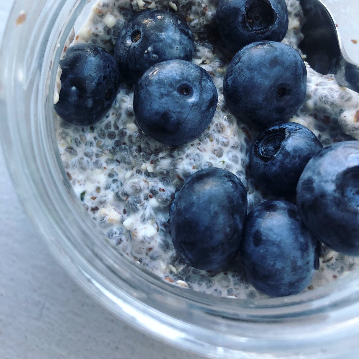 Blueberry chia pudding 💙 3tbsp black chia seeds 1tbsp hulled hemp seeds 1tbsp ground flax 1/2-1 cup of cashew milk Add all ingredients to a jar and mix. Let sit in the fridge for 2 hours.Add a splash of milk when ready to eat and top with fresh berries and nut butter 😋