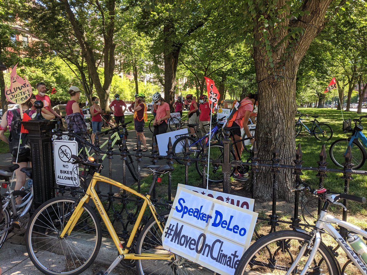 350Mass's tweet photo. Taking a break on the shade. It's too hot in here!
#MoveOnClimate #EJ4MA
#mapoli https://t.co/woNlt6b84V