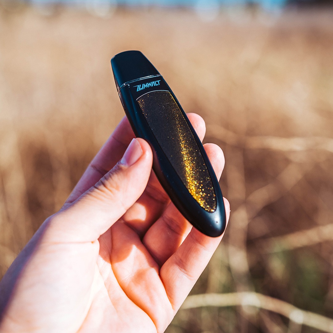 Uwelltech's tweet photo. 𝐒𝐨𝐚𝐤𝐢𝐧𝐠 𝐮𝐩 𝐭𝐡𝐞 𝐬𝐮𝐧 𝐰𝐢𝐭𝐡 𝐭𝐡𝐞 𝐙𝐮𝐦𝐰𝐚𝐥𝐭!🌞
ZumWalt pod system uses a draw activated mechanism, you just inhale to activate🔥
____
Order Now:
➤ https://t.co/8E6XMAMClJ
➤ https://t.co/l9QNydULyG
____
#uwell #myuwell #vaporizer #vapeart #zumwalt #podvapes https://t.co/UVd8ZQdwBn