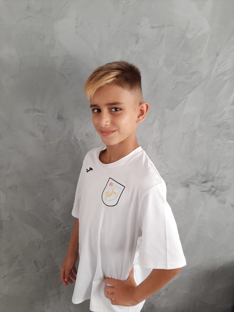 Be5David's tweet photo. New Look!! Como crece mi “enano”. #mispelos #mechas #futbolisimo #adolescentes https://t.co/iDk7w1Eri0