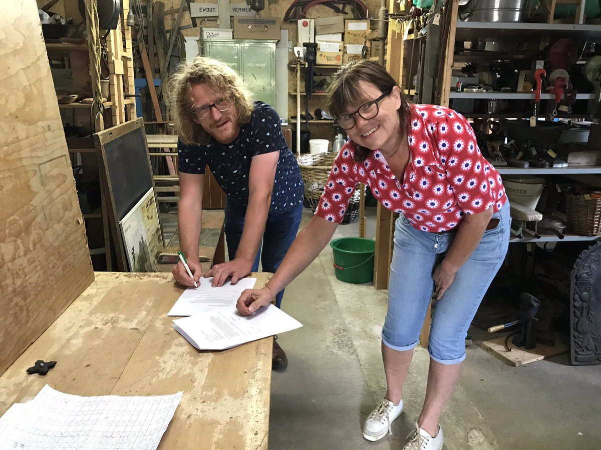 historie_hhn's tweet photo. Vandaag werden een aantal hijsblokken van molenbouwer van der Haven opgehaald. Deze hijsblokken hebben we voor een periode van 5 jaar uitgeleend aan de stichting werelderfgoed Kinderdijk. Hier worden ze tentoongesteld in het museum over molenbouw. #swek #kinderdijk https://t.co/MJIK1SJOrW