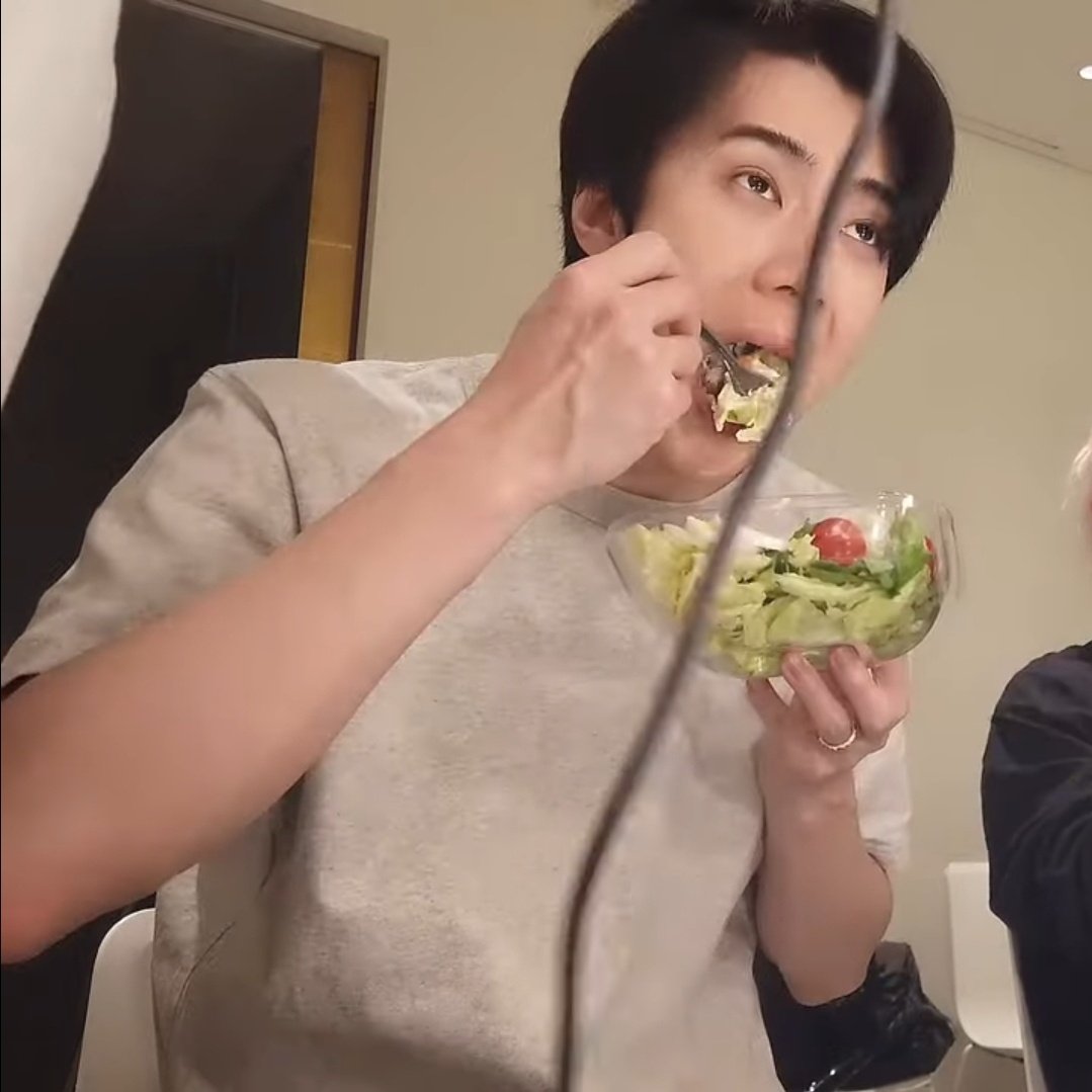 reveusehun's tweet image. Baby boy with the fluffiest cheeks munching on his salad 🥗💕

#세훈 #SEHUN #吴世勋
