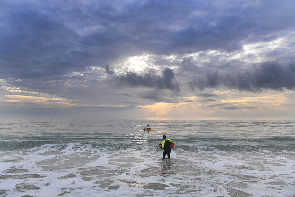 DovePhotog's tweet image. Sometimes it's nice that the ocean is a lake, especially for divers on the first day of the 2020 lobster mini-season in Florida. #TCPalm #LobsterMiniSeason #Florida