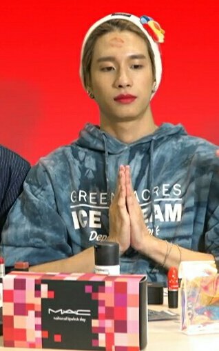 Chompoocm2's tweet photo. @MACCosmeticsTH @anotherboytj12 @Benzalert_np ลิปที่ติดบนหน้าผากไดโนจะไม่ออก ถ้าไม่เช็ดหรือล้าง5555
(ของเขาดี)😁😄 อะนาเทอละโบ๊ยยย🥰 แต้มบาปที่สะสมมาจงดลบันดาลให้ได้ด้วยเถิด5555😅🙏 #MACxPromBenz https://t.co/2arHYfMCiy