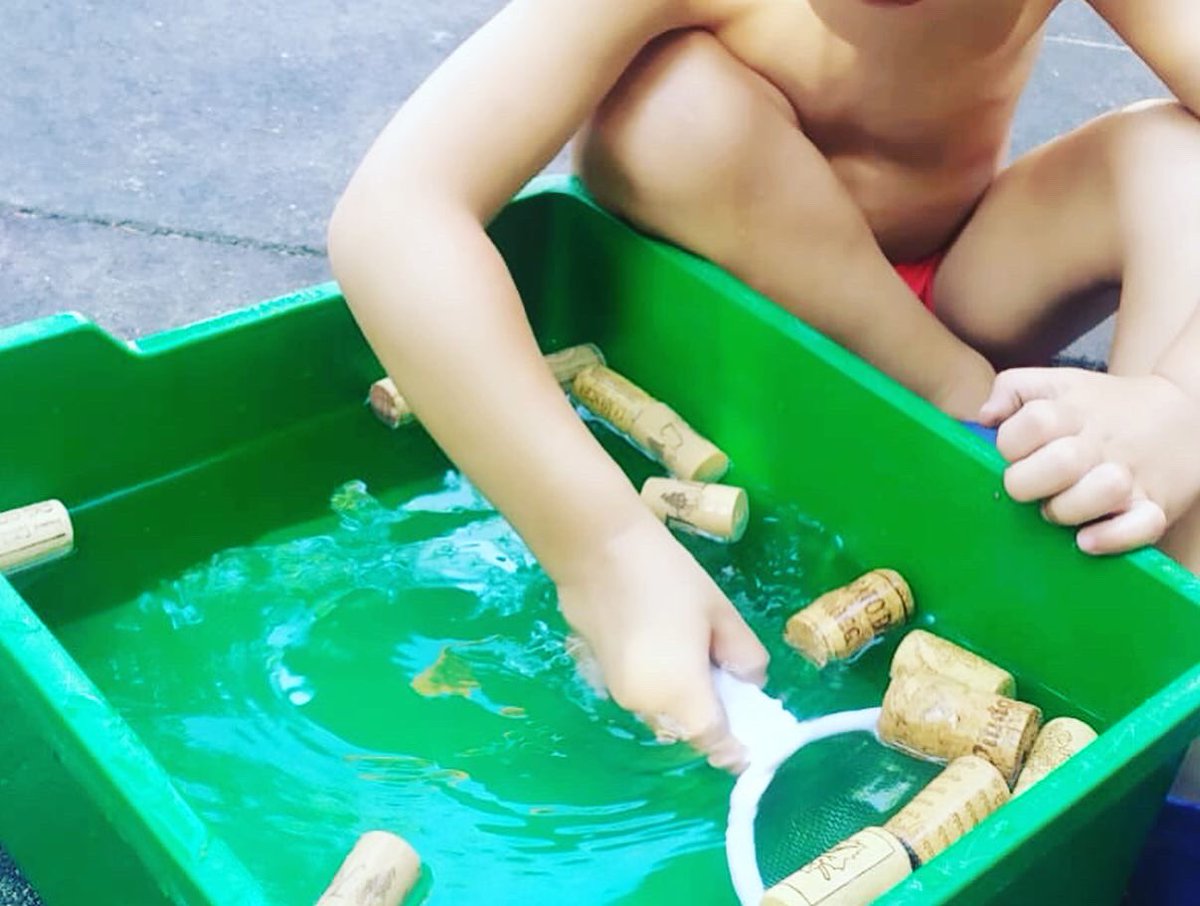 ColegioAmoros's tweet photo. Seguimos disfrutando de los juegos con agua en #escuelainfantilamorós ya que el tiempo es completamente propicio... #jugarconagua #materialcontinuo #verano2020 # https://t.co/93k6XKAluw