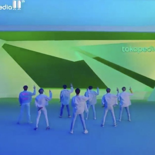 tanniekosmossss's tweet photo. I STILL CAN’T GET OVER WITH THIS ONE, THE SETUP IS REALLY BREATHTAKING. 

#BTSdiTokopediaWIB https://t.co/11vB8szAJr