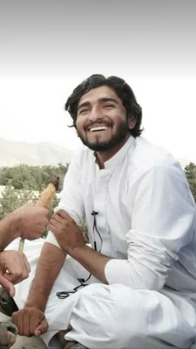 MahrangBaloch_'s tweet photo. عیدیں محکوم قوموں کیلئے درد اور اذیت کے دن ہے ۔یہ دن ان لوگوں کے انتظار میں گزر جاتے ہے جو  ایک کال کوٹھری میں قید اپنے اپنوں سے ملنے کی امید بھی  شاید کھوچکے ہے ۔فیروز ہر عید تمھارے لوٹنے کا انتظار رہتا ہے تم نے کہا تھا کہ بس ایک ہفتے کے بعد لوٹ آؤنگا۔
#SaveFerozBaloch https://t.co/wC5GC85tD5