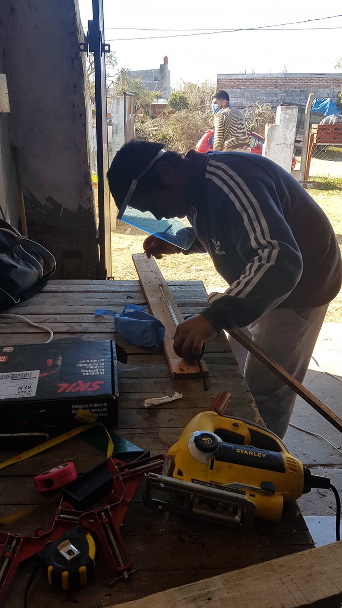 SilvioGonzalezO's tweet photo. Supo llamarse Nueva Oportunidad, hoy es un taller bancado por el municipio que le permite a jovenes de los espinillos ganarse el mango y encontrar una forma de subsistir mediante un oficio noble como el de carpintero. Necesitamos recuperar el Nueva Oportunidad, por ellas y ellos. https://t.co/fdn8e3as70