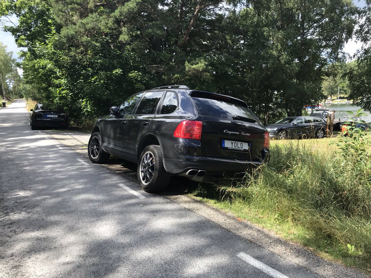 Micke's tweet image. Passande parkering ändå