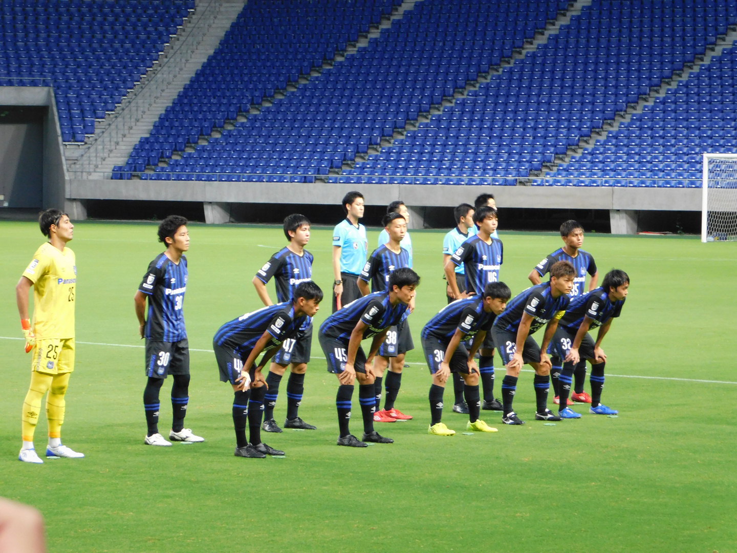 ゆ ー じ ふ ぁ ん た じ す た 年7月29日j3第7節ガンバ大阪u23vsfc今治 集合写真と 試合前の気合いの円陣です ガンバ大阪 ガンバ大阪u23 ガンバ写真部 T Co Zrtrn2w5to Twitter