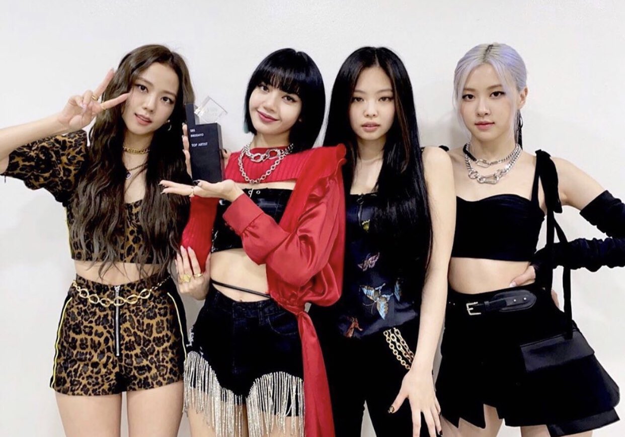 Группа BLACKPINK
