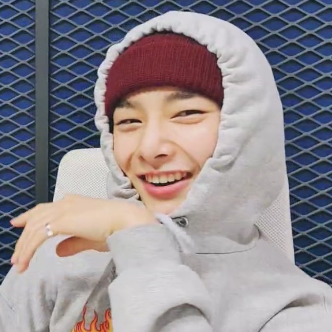 こちら 明日 今日 卒業写真撮る日だが 今日 昨日 テスト最終日なのに寝坊してテスト終わった時間に学校行ったため 明日先生に怒られる予定のﾔﾝｼﾞｮﾝｲﾝさんです ツイレポ