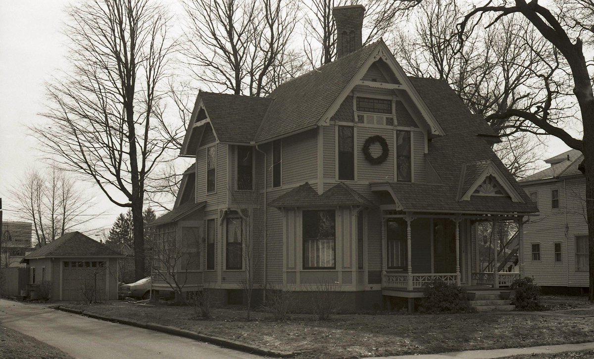 architecture_sb's tweet photo. The Stover House, Chapin Park District of the Near Northwest Neighborhood. Built 1894 in the Stick Style. #SouthBend #NearNorthwest #ChapinPark #StickStyle https://t.co/6mXbfQYy1k