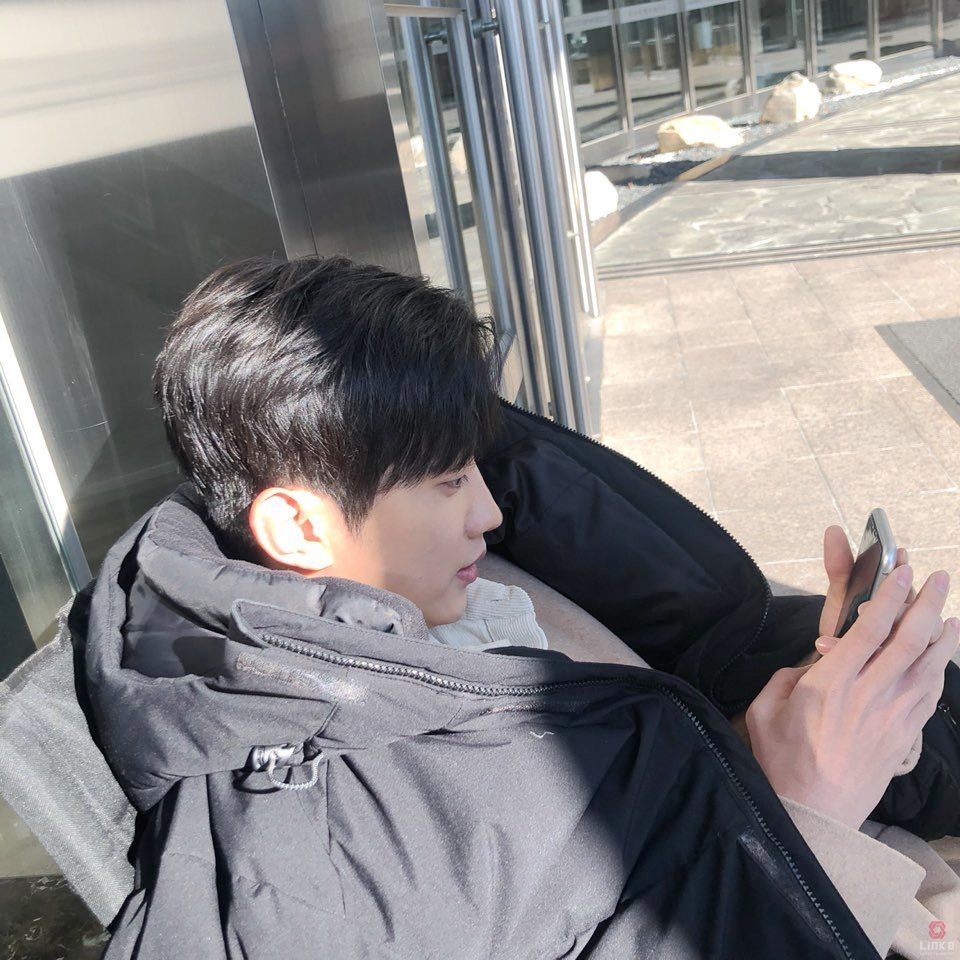 T68778456's tweet photo. 이거 약간 그건데. 친구많고 아는 사람 많은 대딩 형아를 애인으로 둔 고딩 시점. 원랜 같은 고등학생으로 매일 등하교를 함께하던 사람이었는데... 언제 졸업이란 걸 해서 항상 바쁜 모습만 보이는지. 입술 툴툴 내밀면서 자기 좀 봐달라고 조르는 정짅녕의 ‘그’ https://t.co/GEO2jgMDgi