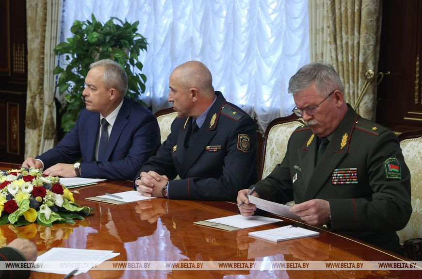 During the emergency meeting of his security council, Lushenko said, “I've invited you to look into the matter of this, one can say, emergency that happened this night. There is no other word for it.” 22/ https://eng.belta.by/president/view/lukashenko-calls-urgent-security-council-meeting-to-discuss-arrest-of-foreign-militants-132103-2020/