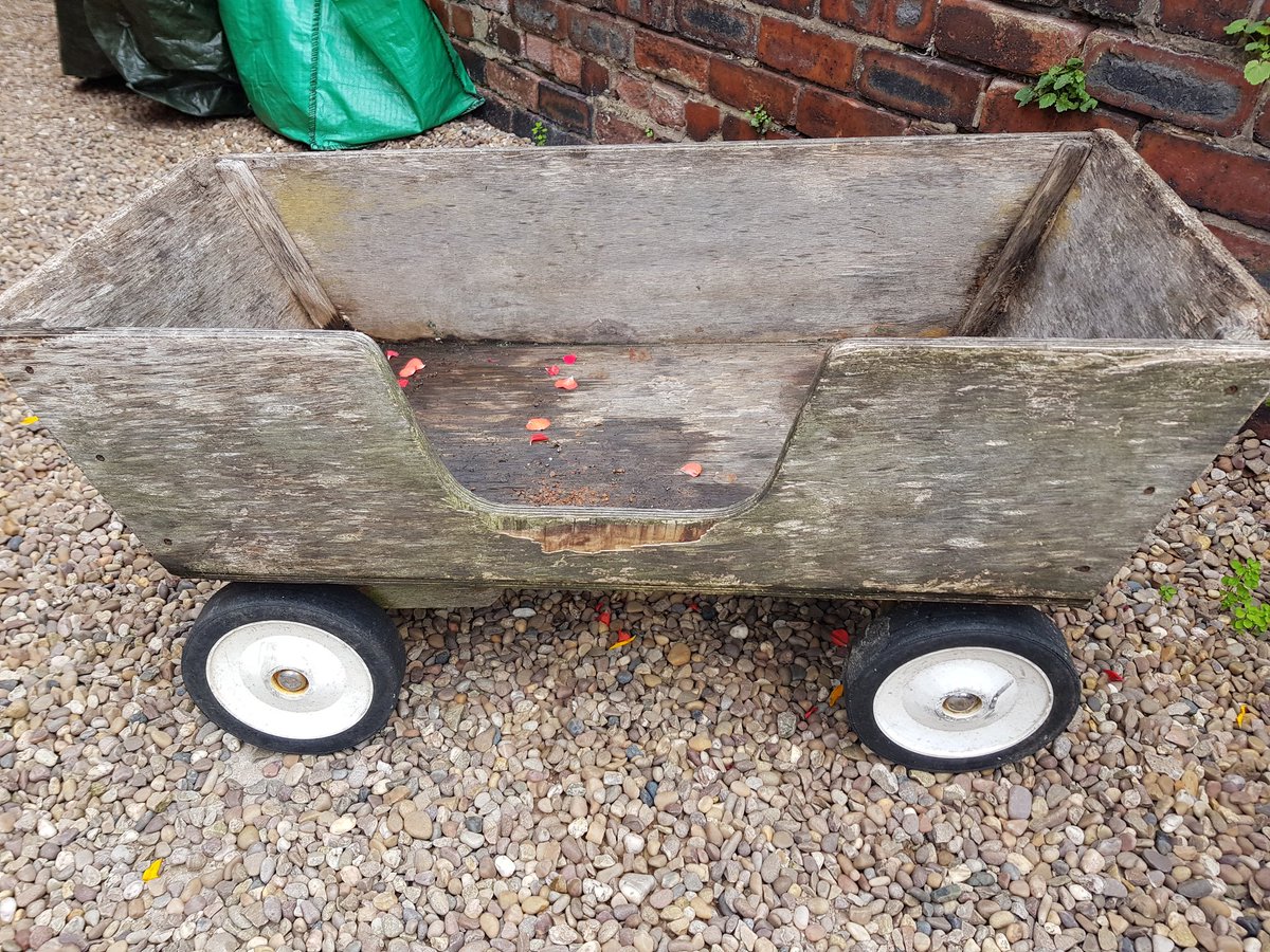 dizzyclaire79's tweet photo. Today's garden DIY project complete; painted gate & posts....along with cart upcycling #slightlyimpressed https://t.co/7FwnF9SXBw