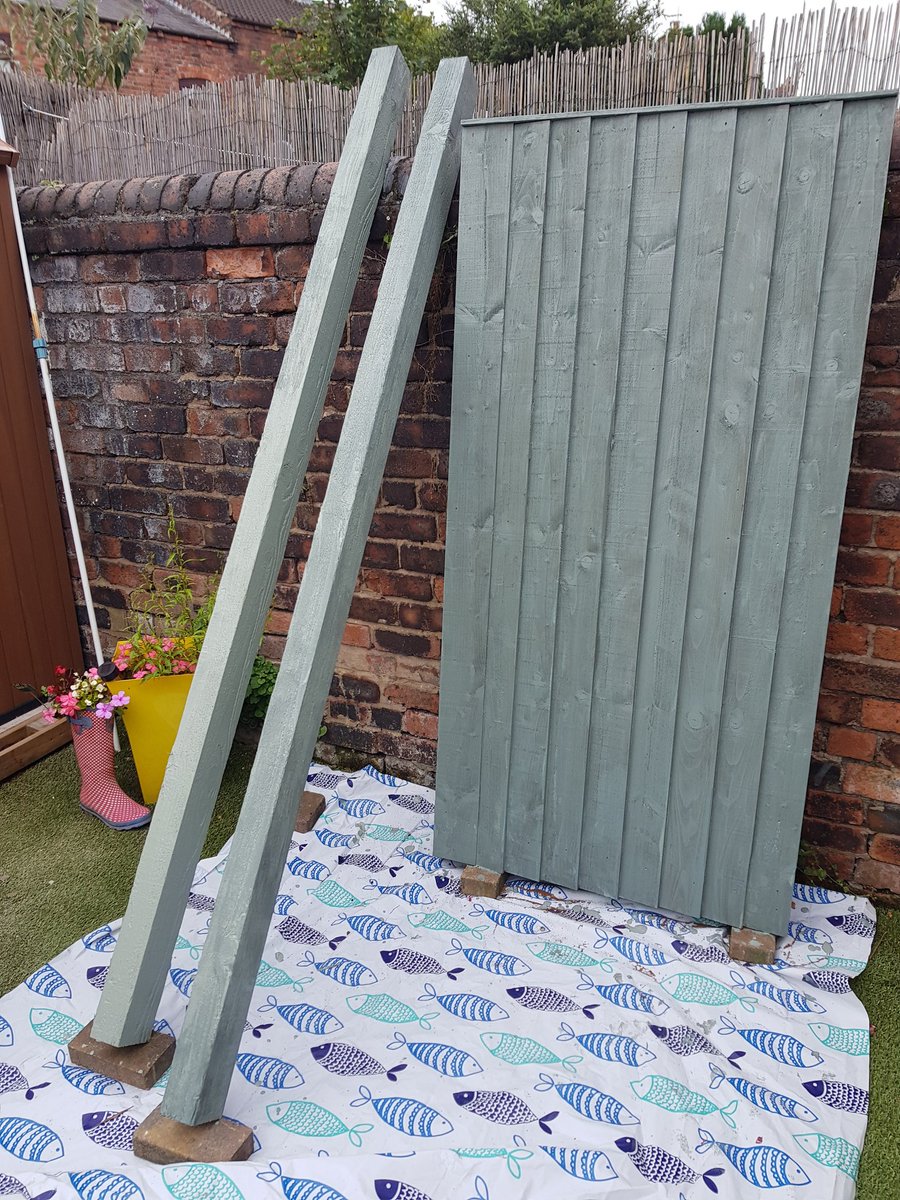 dizzyclaire79's tweet photo. Today's garden DIY project complete; painted gate & posts....along with cart upcycling #slightlyimpressed https://t.co/7FwnF9SXBw