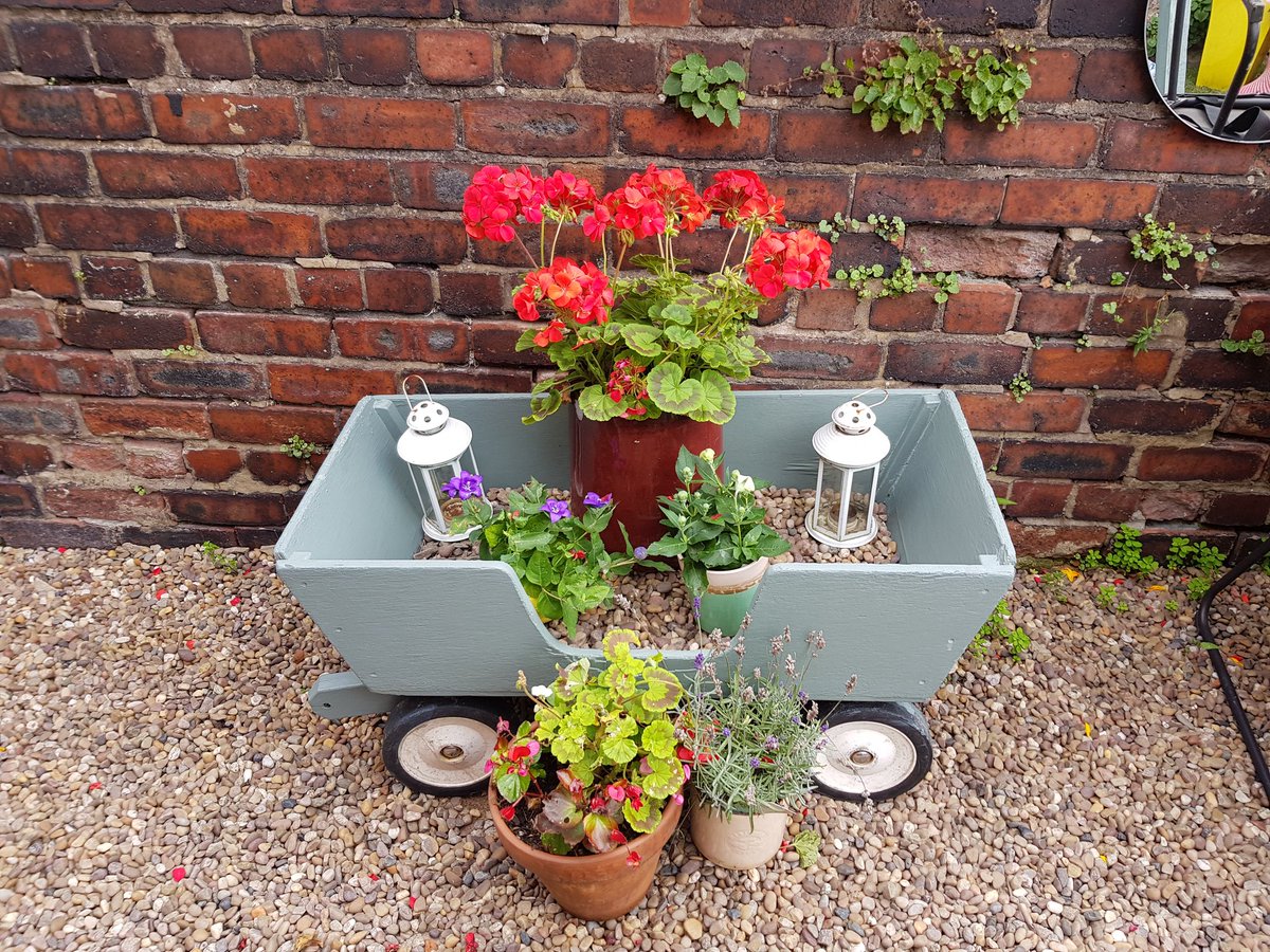 dizzyclaire79's tweet photo. Today's garden DIY project complete; painted gate & posts....along with cart upcycling #slightlyimpressed https://t.co/7FwnF9SXBw