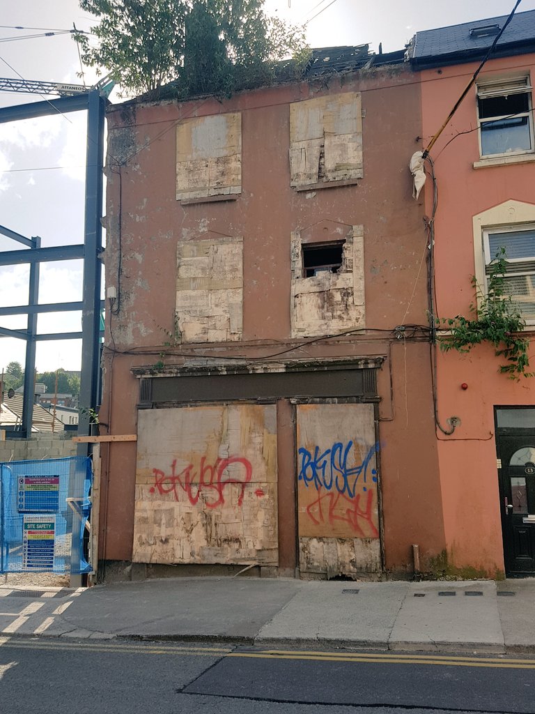 another character derelict property crumbling in  #Cork city, someone's home, be wonderful to see it restored as mixed use, retaining its original period features before it's too late, really is a  #socialcrime with so many  #homeless & loss of so much  #heritage buildings  #Ireland