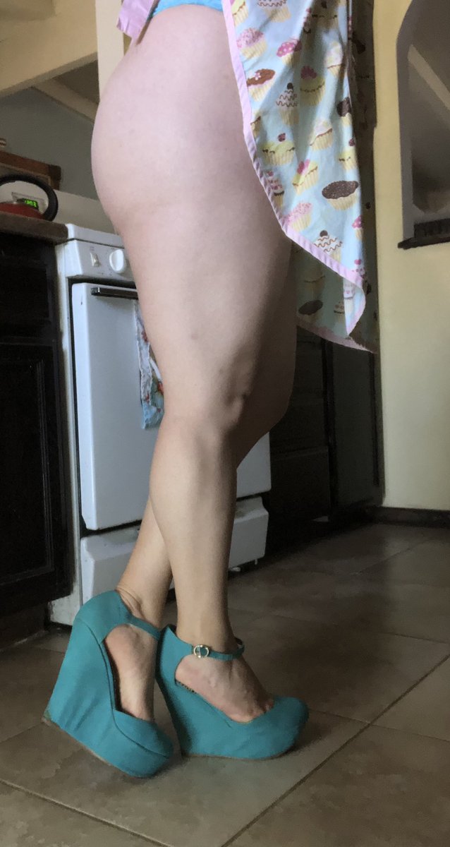 swtlatintoes's tweet photo. Is this a good hump day pic ๐
#humpday #cheeky #sidebutt #cuteshoes #feetlovers #feetworship #legs https://t.co/jcrymOV7sU