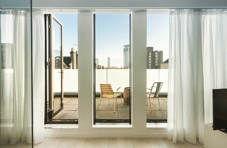 LiebManagement's tweet image. Blue skies, Smiling at me, Nothing but blue skies, Do I see 🎼🎵🎶
Zingend en lachend vanuit het allereerste Ruby Hotel Londen, Ruby Lucy 🎈
@Rubyhotels 📸 @gregorhofbauer
#rubyhotels #leanluxury #rubylucyhotel #london #citytrip #boutiquehotel #londoncalling