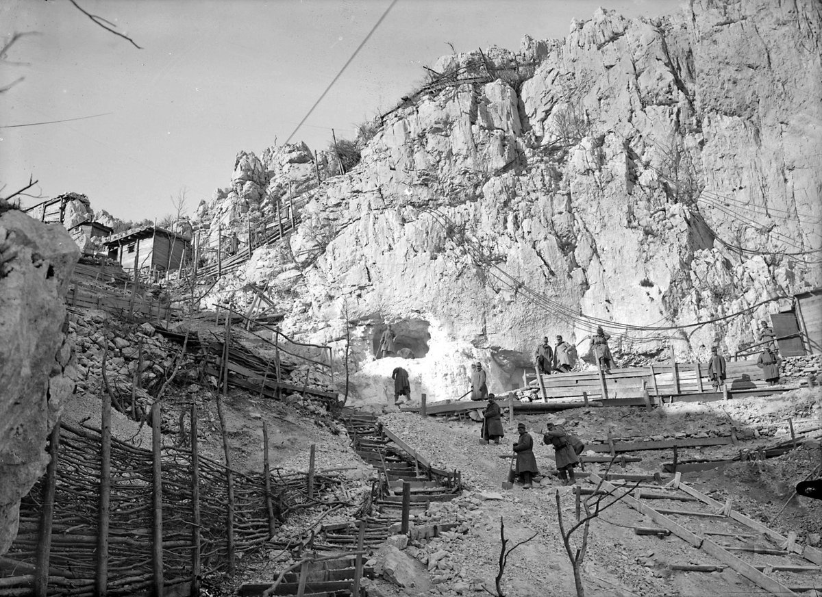 funimag's tweet photo. Austro-Hungarian army building a funicular to access Monte Sabotino during WWI war (1915-1916). Currently in Slovenia  🇸🇮 🇮🇹 🇦🇹 🚞 
#funicular #MonteSabotino #Sabotin #Gorizia #Friûl #Italy #Solkan #NovaGorica #Slovenia #AustroHungarian #WWI #war https://t.co/w09ta30GiJ