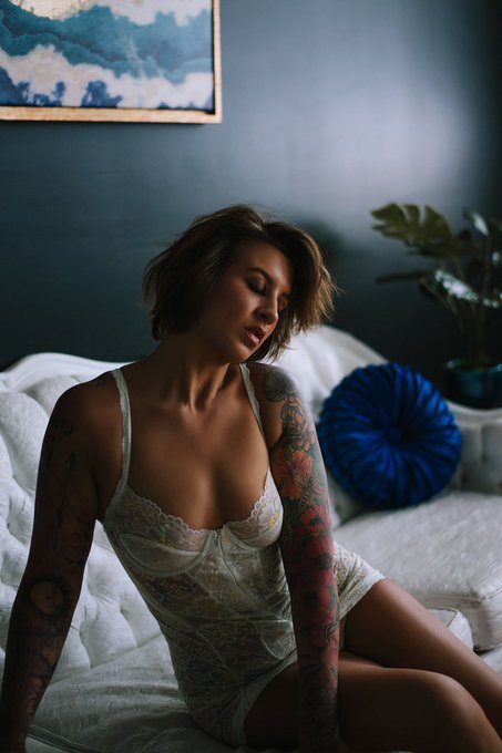 @rihanna @SavageXFenty notice meeeeeeeeeeee pleaaaaaseeeeeee https://t.co/OGIPNOSSmz<a class="tags" target="_blank" title="On Twitter" href="/?out=eyJ0eXAiOiJKV1QiLCJhbGciOiJIUzUxMiJ9.eyJpYXQiOjE3MjM3NjcwNTIsImlzcyI6InR3cG9ybnN0YXJzLmNvbSIsIm5iZiI6MTcyMzc2NzA1MiwiZXhwIjoxNzU1MzAzMDUyLCJyZWRpcmVjdF91cmwiOiJodHRwczovL3R3aXR0ZXIuY29tL3JpaGFubmEifQ.vC4YOPo5zWzm43hPj4NI0Mpp6t_UaiZ6amrFTNpGVnhB3ar1Ek8DQTrxcYxi_4bSP036JPRKvZ--NgWVwPZcLA">@rihanna</a><a class="tags" target="_blank" title="On Twitter" href="/?out=eyJ0eXAiOiJKV1QiLCJhbGciOiJIUzUxMiJ9.eyJpYXQiOjE3MjM3NjcwNTIsImlzcyI6InR3cG9ybnN0YXJzLmNvbSIsIm5iZiI6MTcyMzc2NzA1MiwiZXhwIjoxNzU1MzAzMDUyLCJyZWRpcmVjdF91cmwiOiJodHRwczovL3R3aXR0ZXIuY29tL1NhdmFnZVhGZW50eSJ9.EW-DvisYk8irynNwgy756AkFjtX41Wpu5bmV_VVu7X3a_WcbQHuApaL7W_mAcufzLxqEZEBPuqcT4Wd7uTp4cg">@SavageXFenty</a><a href="/tag/bedhead"class="tags"><span>#bedhead</span></a><a href="/tag/martesdeespejo"class="tags"><span>#martesdeespejo</span></a>