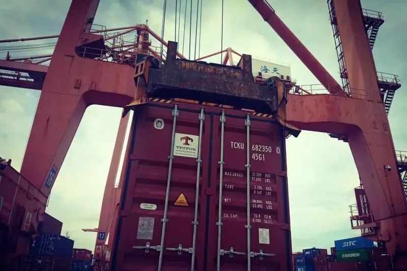 woxiamen's tweet photo. On July 1st, a container was directly loaded on a ship after arriving at the Xiamen Area of China (#Fujian) Pilot Free Trade Zone. This marked the start of a new service mode called "direct loading upon arrival" for export containers in #Xiamen.

https://t.co/RmVV2N2PwC https://t.co/sr5WXtcn9A