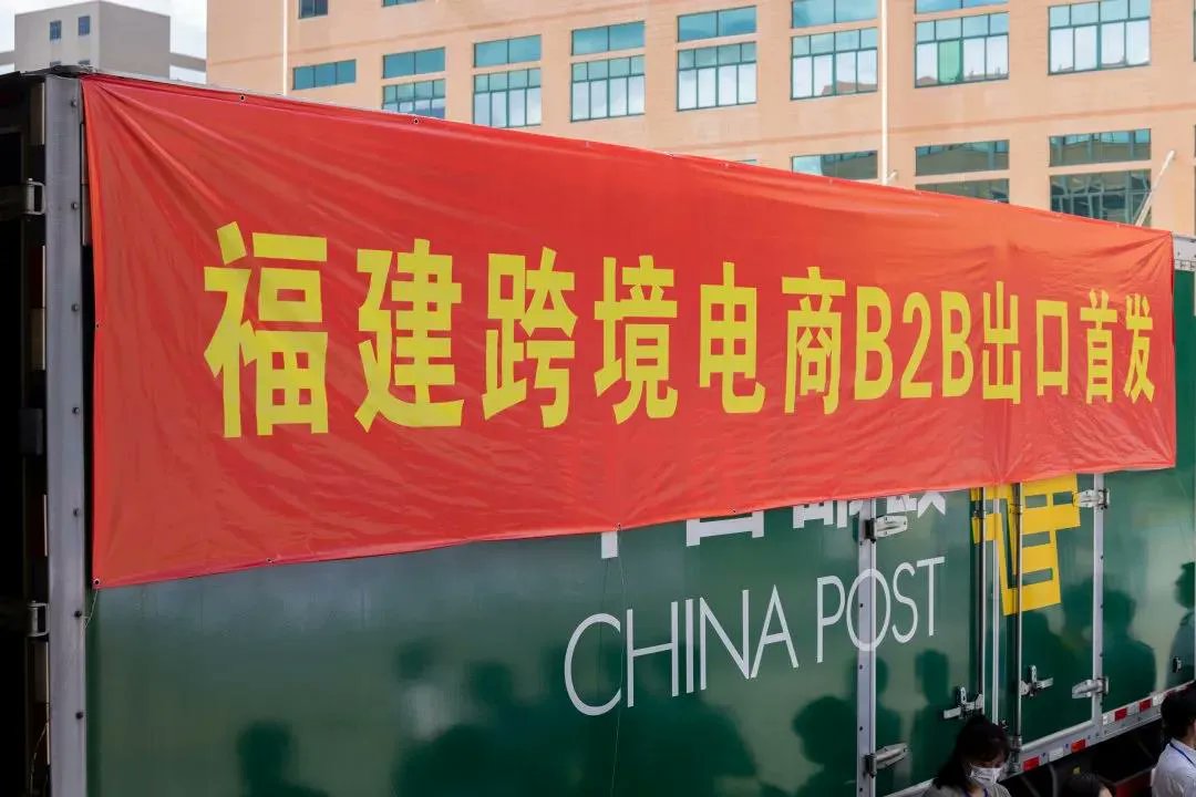 woxiamen's tweet photo. On July 1st, a container was directly loaded on a ship after arriving at the Xiamen Area of China (#Fujian) Pilot Free Trade Zone. This marked the start of a new service mode called "direct loading upon arrival" for export containers in #Xiamen.

https://t.co/RmVV2N2PwC https://t.co/sr5WXtcn9A