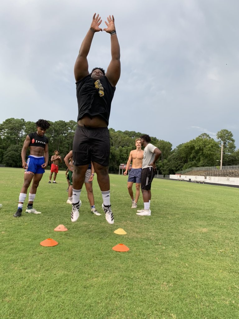 EamonSmalls's tweet photo. My dawg Daryl Depass said he could jump higher than me. 330 vs 165, I think I got him. Lol #dualpackage💪🏽 @RodWilson58 @Rocker2Tracy @CoachWMuschamp @SC_DBGROUP @RichieAltman @LouatTheState @CarolinaXposure @CEPFS2020 @extramiletigers @robinson_ramon @CocksRecruits https://t.co/BnAlFLHzSm