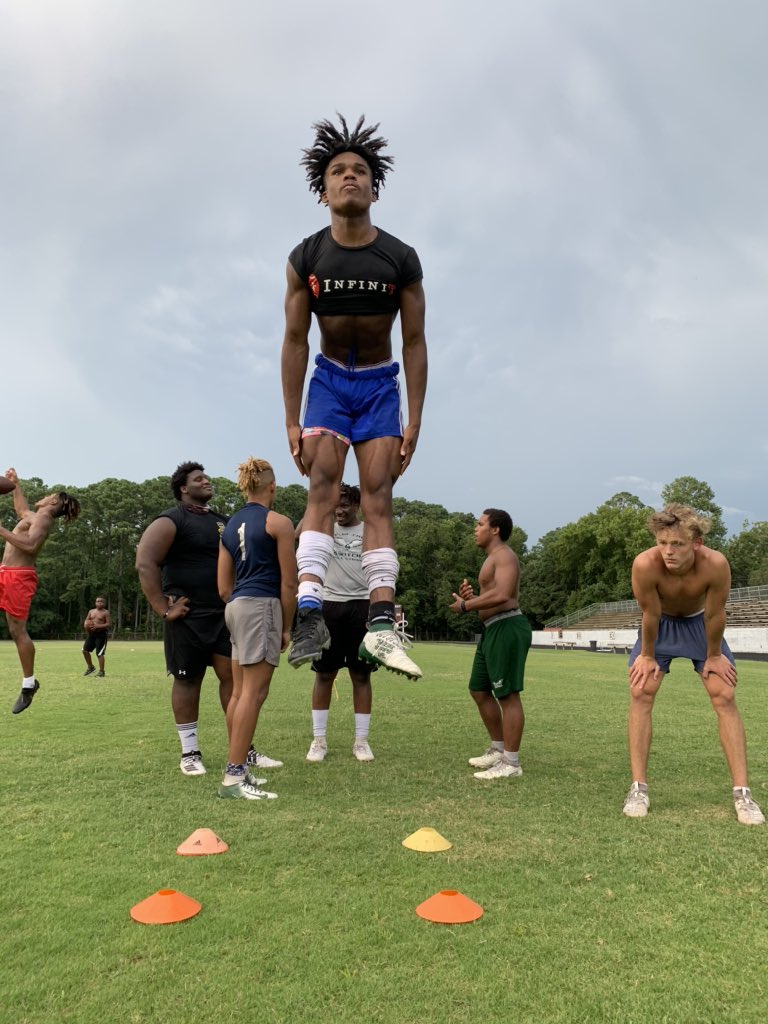 EamonSmalls's tweet photo. My dawg Daryl Depass said he could jump higher than me. 330 vs 165, I think I got him. Lol #dualpackage💪🏽 @RodWilson58 @Rocker2Tracy @CoachWMuschamp @SC_DBGROUP @RichieAltman @LouatTheState @CarolinaXposure @CEPFS2020 @extramiletigers @robinson_ramon @CocksRecruits https://t.co/BnAlFLHzSm