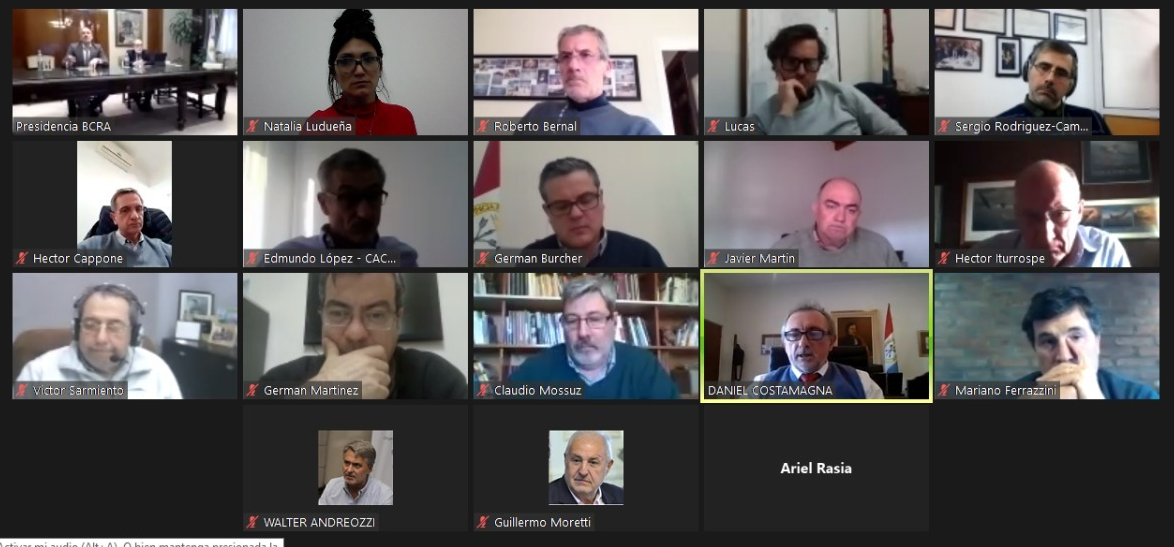 CaCExRos's tweet photo. Hace instantes participamos de una videoconferencia con de la que participaron el Vicepresidente del BCRA Sergio Woyecheszen, el Ministro de Producción de la Provincia de Santa Fe, Daniel Costamagna, el Secretario de Comercio Exterior de la Provincia, German Burcher (sigue) https://t.co/oSn1aixeTC