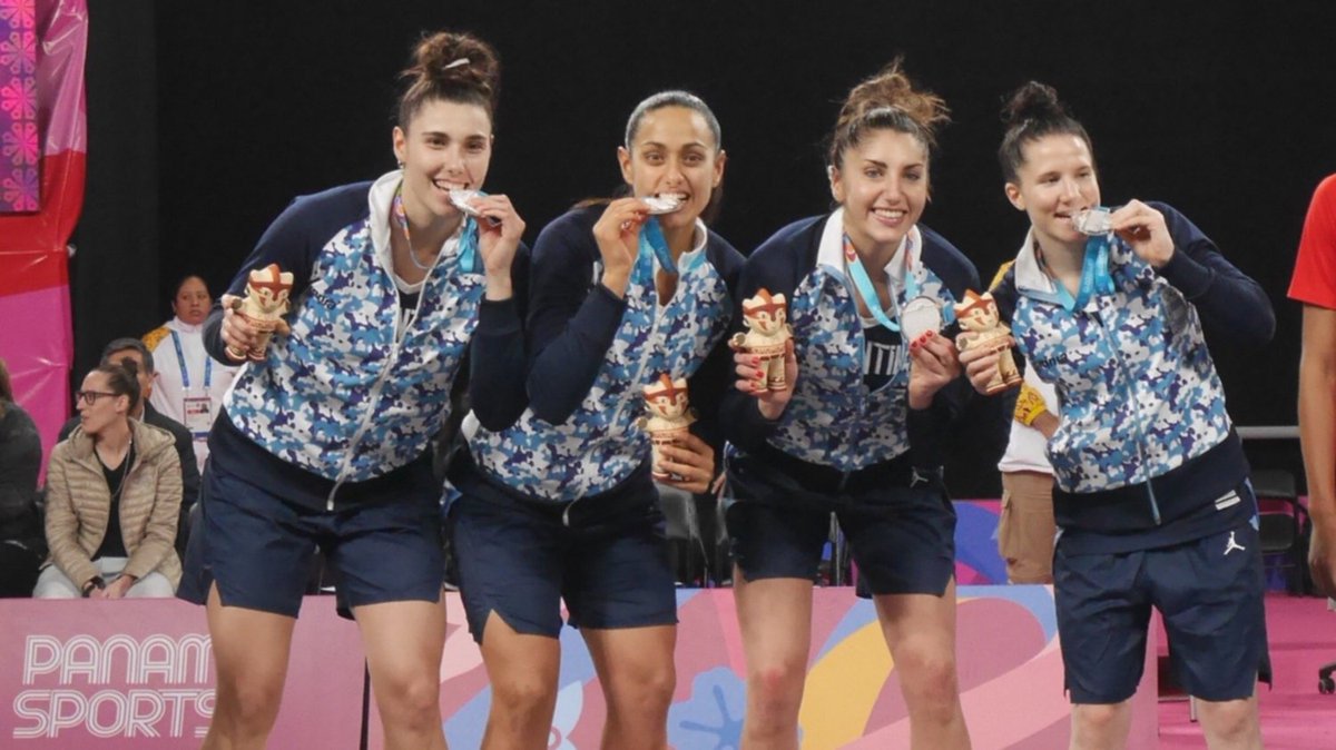 A un año de esta gran jornada de #Lima2019 donde <a href="/MeliGretter11/">Melisa Gretter</a> <a href="/vicullorente5/">Victoria Llorente</a> <a href="/andreboquete/">Andrea Boquete</a> y <a href="/_nachaperez/">Natacha Perez</a> se colgaron la medalla de plata en el #3X3, la primera para la rama femenina en los Panamericanos ⛹️‍♀️🥈