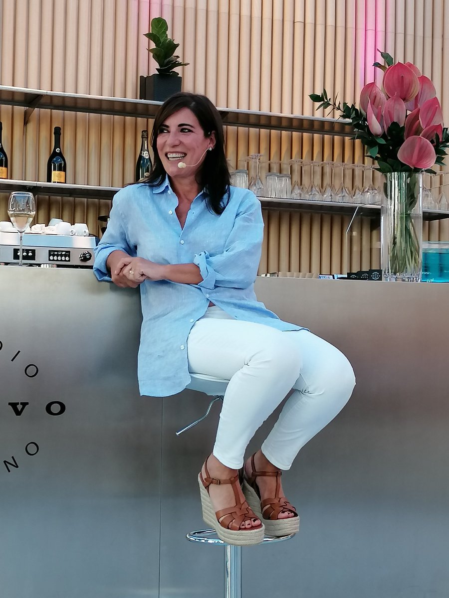 aldo_abati's tweet photo. Aperitivo con sorriso! @paolaturci https://t.co/unxKVtS251