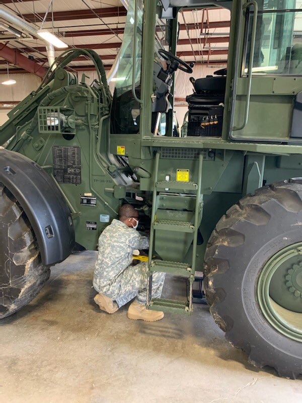 OrdnanceCSM's tweet image. SSG Carson wants the future 91Ls to truly understand hydraulics and uses everyday examples to get his message across

#MaintenanceSuperiority
#SupportingLethality

#VolumeControlValve