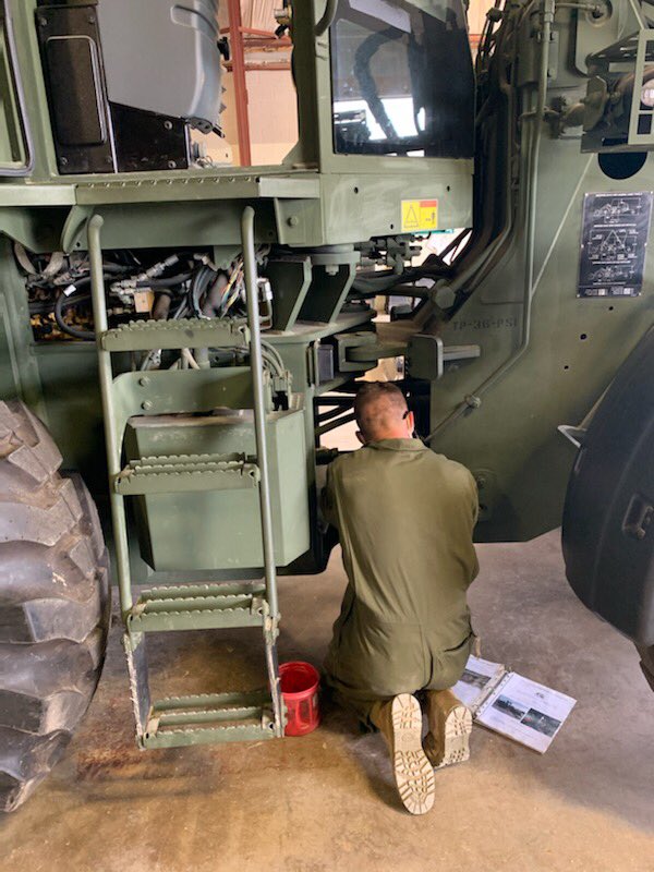 OrdnanceCSM's tweet image. SSG Carson wants the future 91Ls to truly understand hydraulics and uses everyday examples to get his message across

#MaintenanceSuperiority
#SupportingLethality

#VolumeControlValve