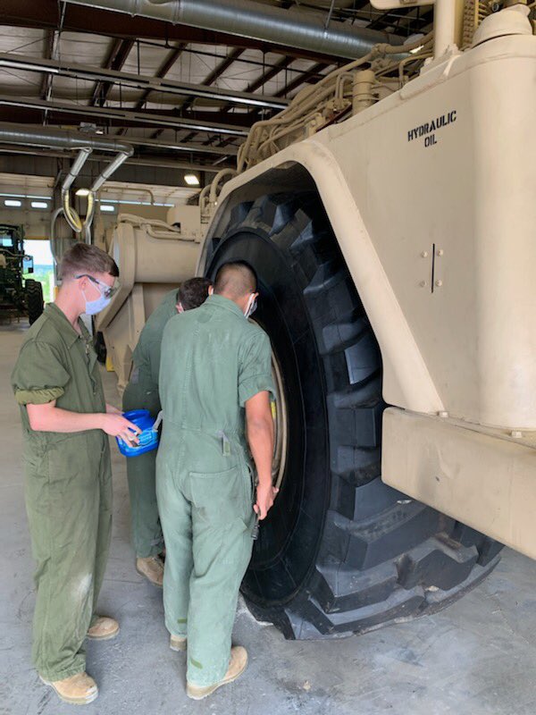 OrdnanceCSM's tweet image. SSG Carson wants the future 91Ls to truly understand hydraulics and uses everyday examples to get his message across

#MaintenanceSuperiority
#SupportingLethality

#VolumeControlValve