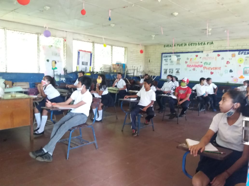 Tod@s a Clases 

El Ministerio de Educación tomando las Medidas de Prevención para los estudiantes 
▫️ Distanciamiento al menos de 1 metro

 ▫️Lavado de Manos
 
▫️ Uso de Mascarillas 

#EnVictoriasEducativas 🔴⚫