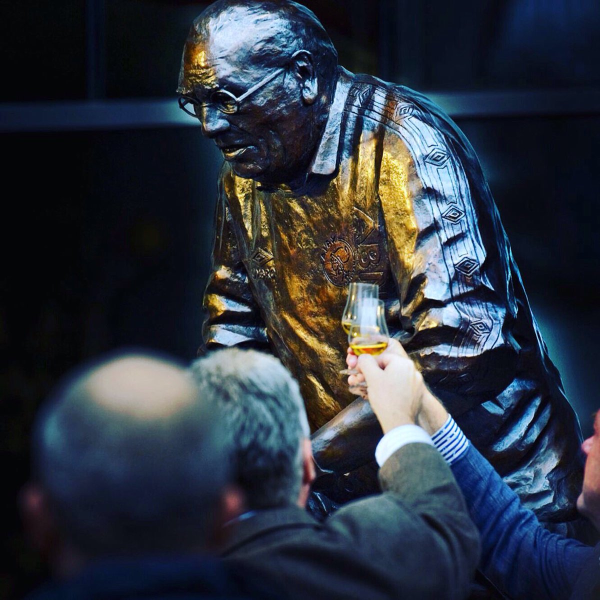 manstandbeeld's tweet photo. Het is vandaag exact 9 jaar geleden dat onze werkgroep het standbeeld onthulde van clubicoon en oer-Ajacied Bobby Haarms. Hopelijk komt er snel een geschikt moment om dat ook te mogen doen voor Johan Cruijff. #cruijff #cruyff #vooraltijdnr14 #standbeeldcruijff #ajax https://t.co/2KMwJjIdyl