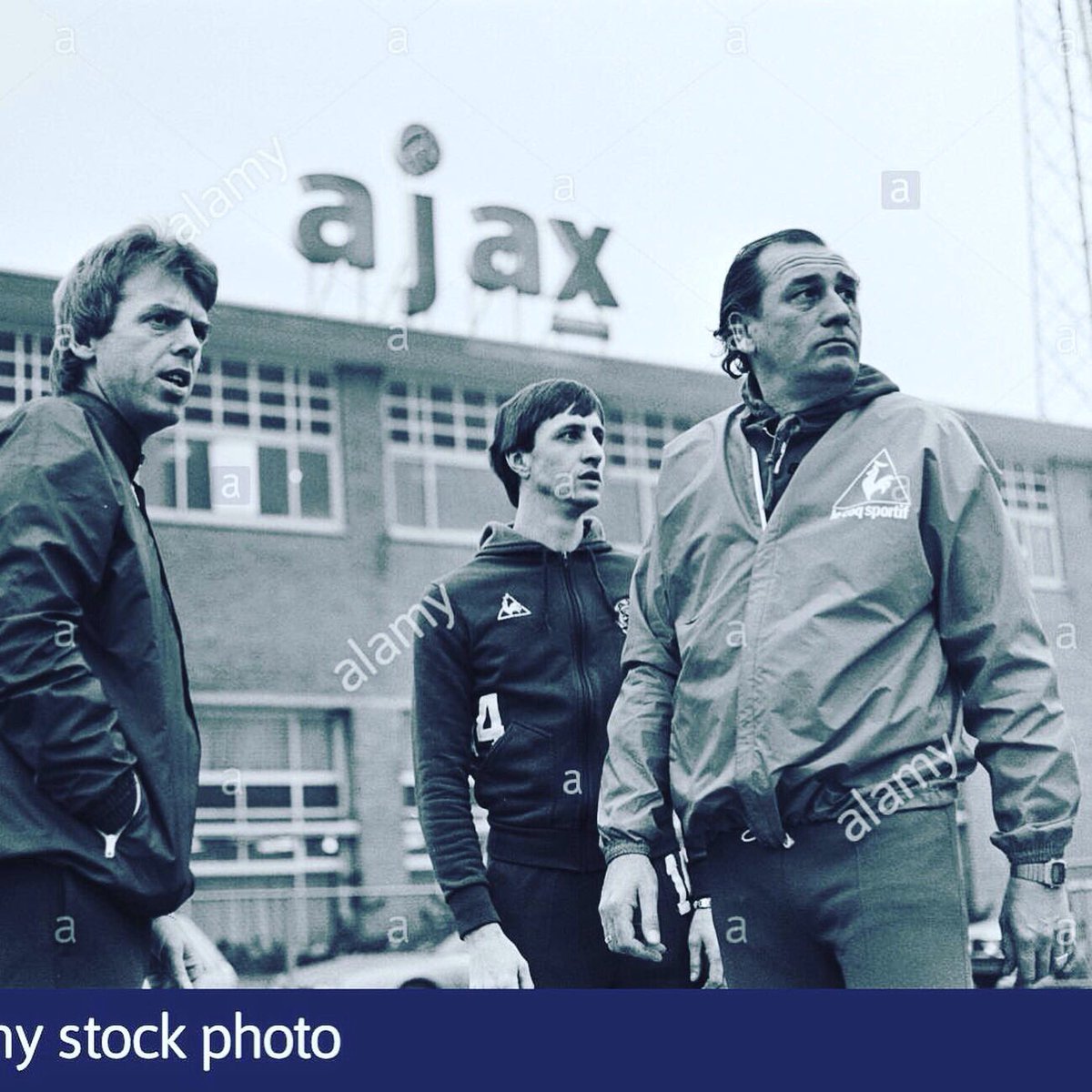 manstandbeeld's tweet photo. Het is vandaag exact 9 jaar geleden dat onze werkgroep het standbeeld onthulde van clubicoon en oer-Ajacied Bobby Haarms. Hopelijk komt er snel een geschikt moment om dat ook te mogen doen voor Johan Cruijff. #cruijff #cruyff #vooraltijdnr14 #standbeeldcruijff #ajax https://t.co/2KMwJjIdyl