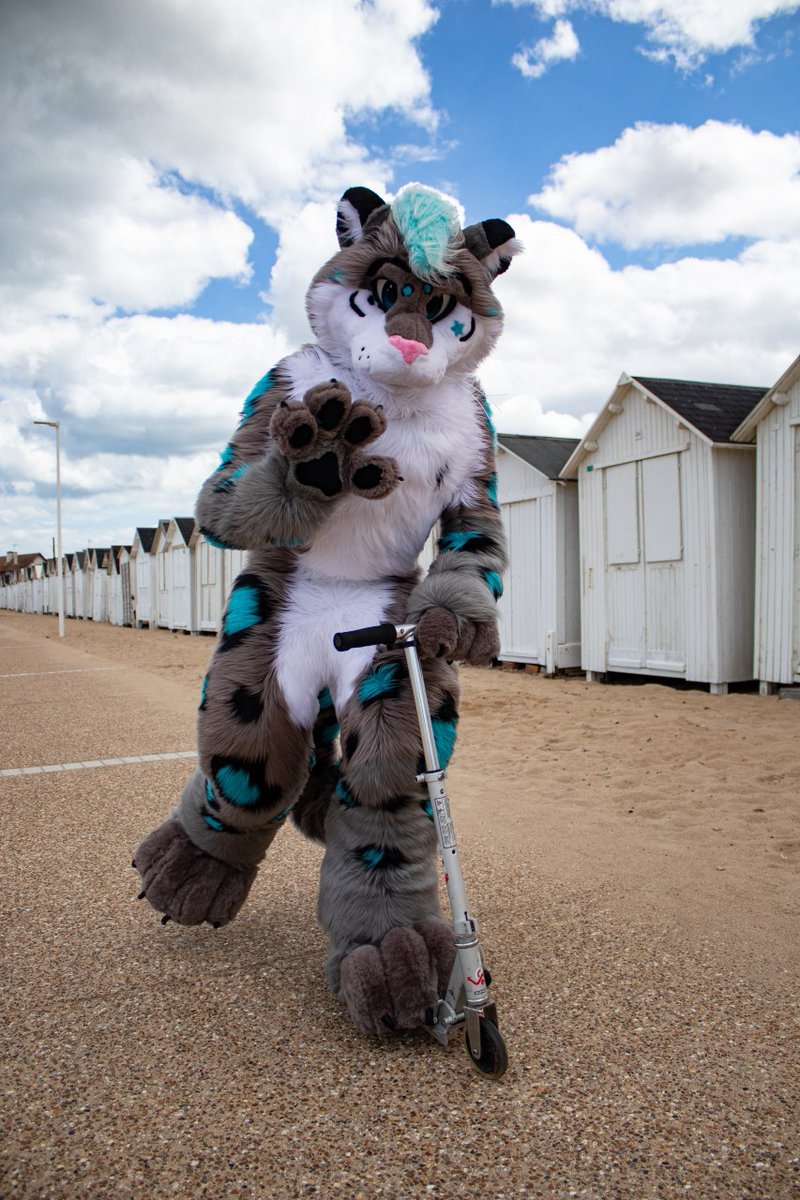 Avez vous déjà vu un snep en trottinette ? C'était possible au Fur Day !
📷 <a href="/GuepardPerdu/">Le_guépard_perdu</a>
Meet : <a href="/RayBleiz/">ℝ𝕒𝕪 𝔹𝕝𝕖𝕚𝕫</a>