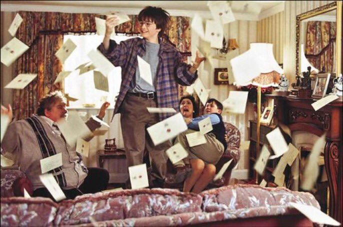 Harry_Potter_TM's tweet photo. 29 de julio de 1991: Cientos de cartas de Hogwarts, todas dirigidas a Harry Potter, se cuelan a través de la chimenea de la familia Dursley. https://t.co/FkPSQPJxmM
