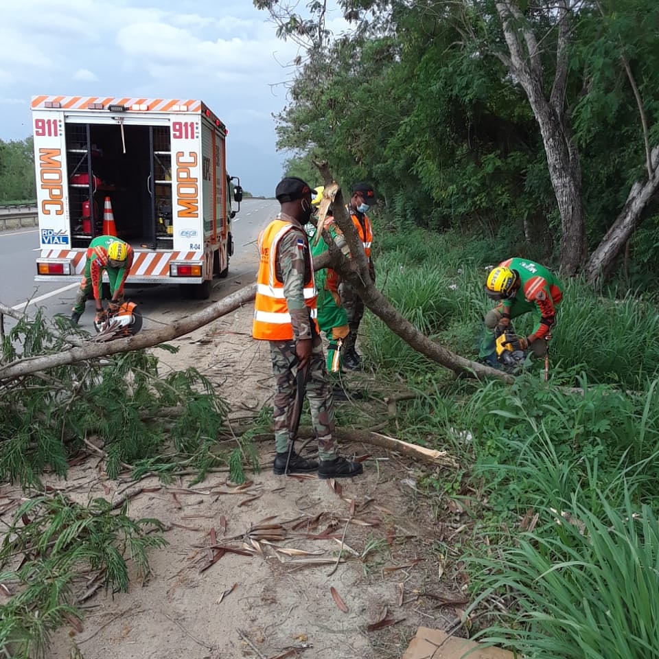CoMiPolRD's tweet photo. Ante el posible paso de la #TormentaIsaias por el país, nuestras unidades estarán desplegadas en las carreteras equipadas con: machetes , Hachas y Sierras eléctricas para habilitar las vías en caso de ser necesario.⁣⁣
⁣⁣ https://t.co/HZTN6yJlhq