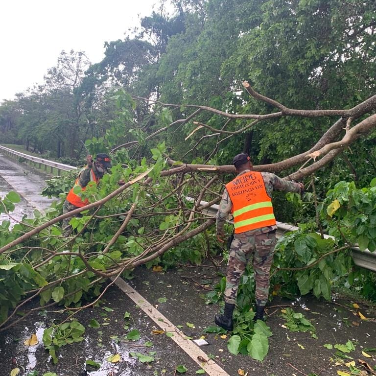 CoMiPolRD's tweet photo. Ante el posible paso de la #TormentaIsaias por el país, nuestras unidades estarán desplegadas en las carreteras equipadas con: machetes , Hachas y Sierras eléctricas para habilitar las vías en caso de ser necesario.⁣⁣
⁣⁣ https://t.co/HZTN6yJlhq